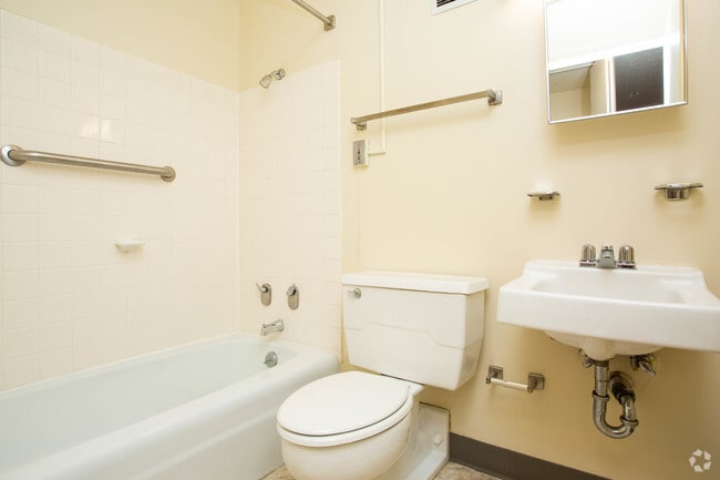 1BR, 1BA - 500 SF - Bathroom