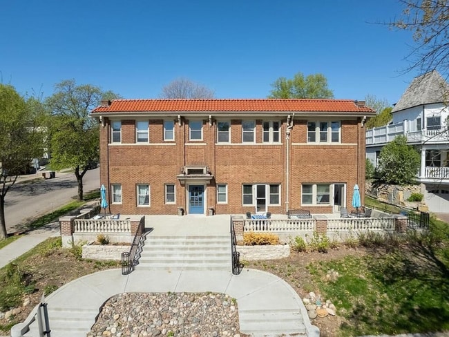 Building Photo - 4136 Queen Ave S Unit 108