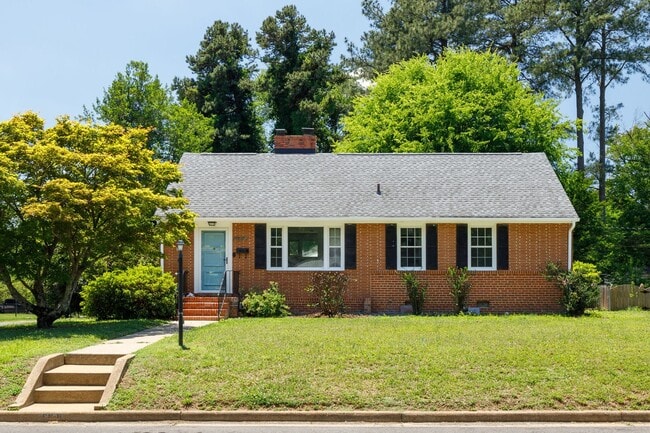 Building Photo - Beautiful 2 Bedroom Corner Lot of Park Ave! ***Available Late June 2026***