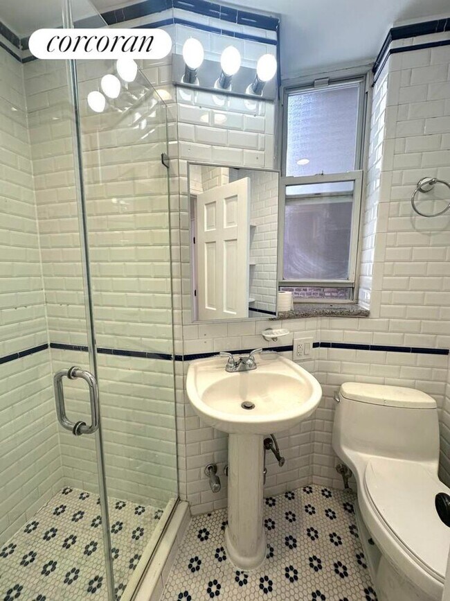 Photo - 326 W 47th St