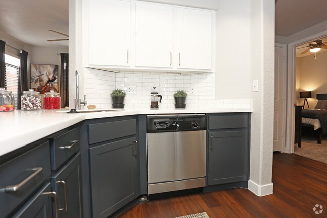 2BR, 2BA - 1039 SF
