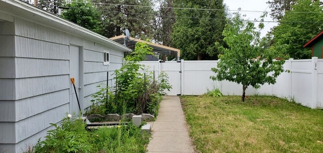 Building Photo - 5418 N Maple St Unit B