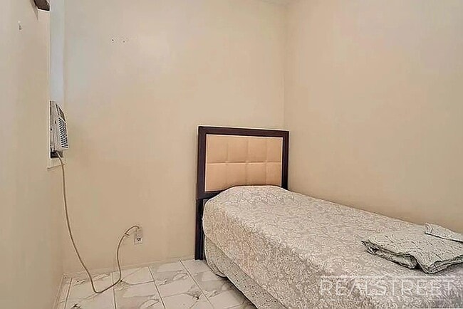 Photo - Gates Avenue Unit 1R