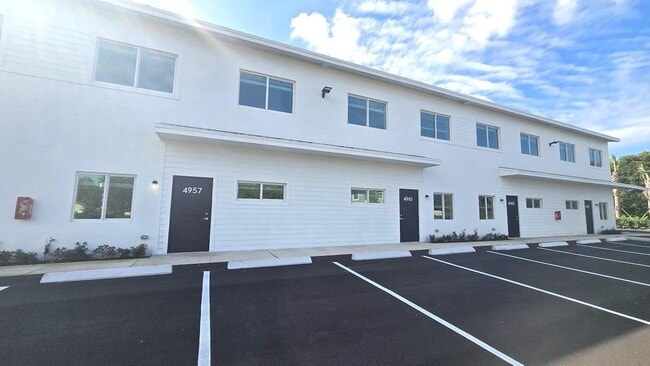 Building Photo - 4957 Serafica Dr