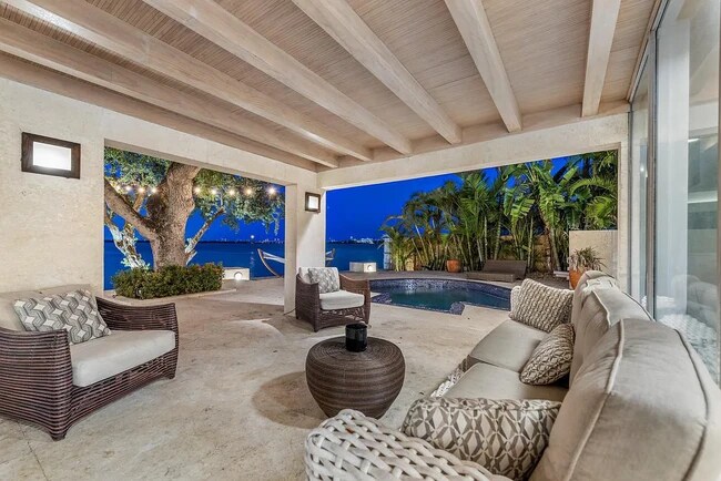 Photo - 444 W Rivo Alto Dr