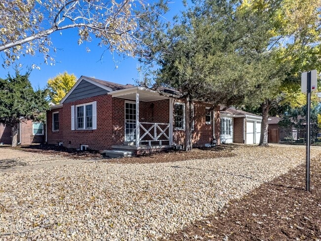 Building Photo - Spacious 5-Bedroom Gem on Locust Street – ...