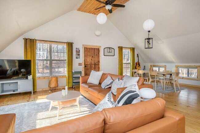 Photo - Barn-Style Modern Farmhouse with Mountain Views in Candler — 30 Minutes to Downtown Asheville