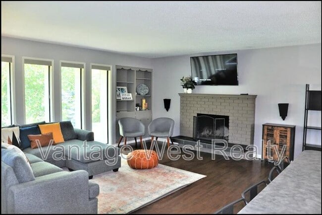 Building Photo - 4279 Lakeshore Rd