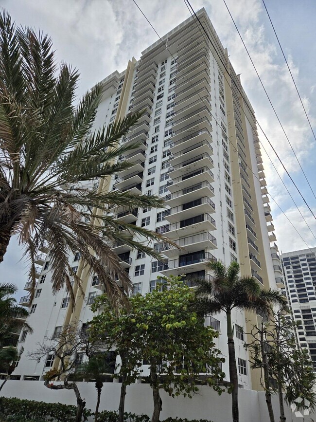 Building Photo - 2101 S Ocean Dr Unit 1507 Rental