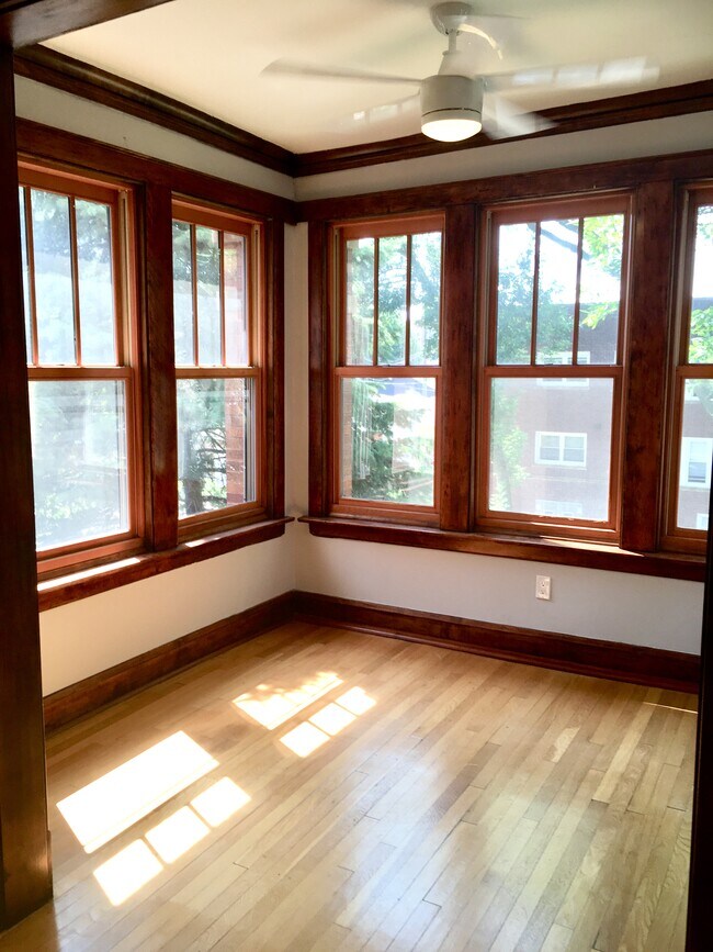 Sunroom/at home office - 2622 W Argyle St Unit Sunny 2nd Floor