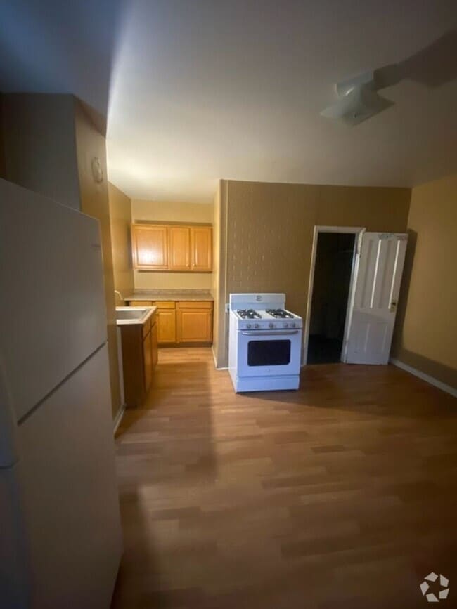 Building Photo - 1938 W Rogers St Unit Lower Front Rental