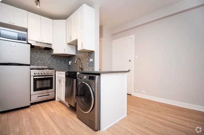 Building Photo - 537 W Belmont Ave Rental