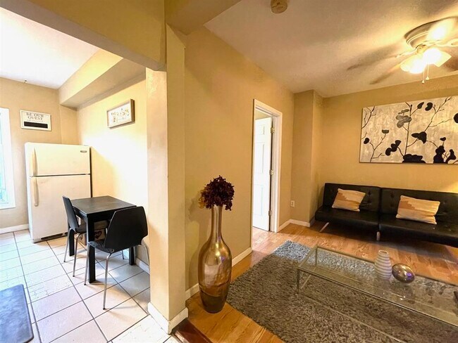 Photo - 812 Grand St