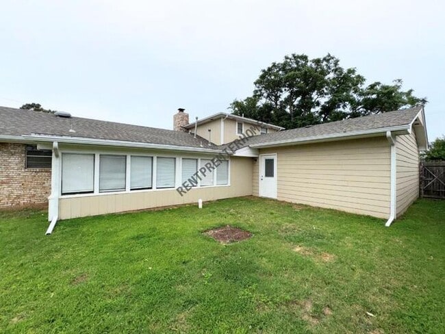 Building Photo - 3032 N Glade Ave