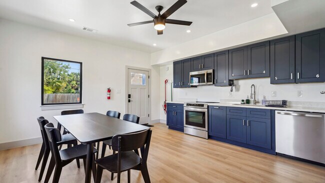 Photo - 1710 N Robertson St