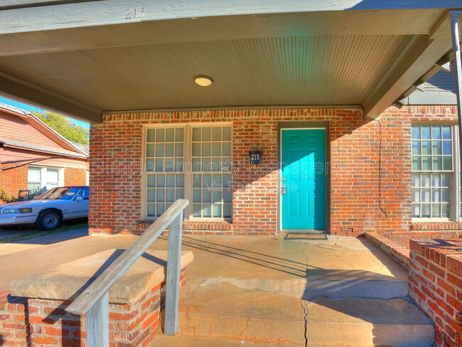 Photo - 215 NE 16th St