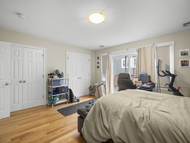 Photo - 157 W Sixth St