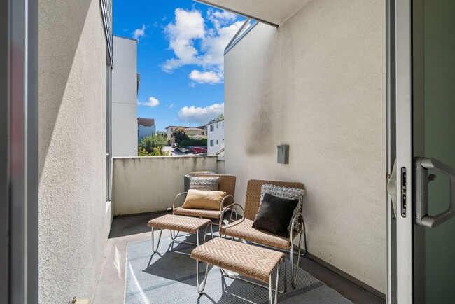 Photo - 3 bedroom 3.5 bath - Townhouse for rent