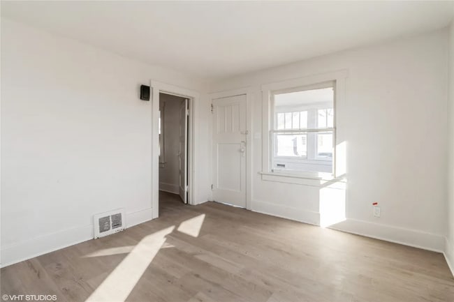 Photo - 1921 Logan Ave