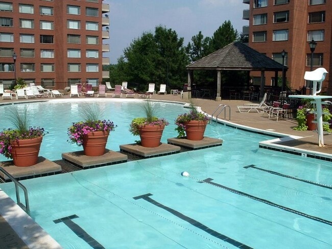 Building Photo - 1011 Arlington Blvd Unit 945