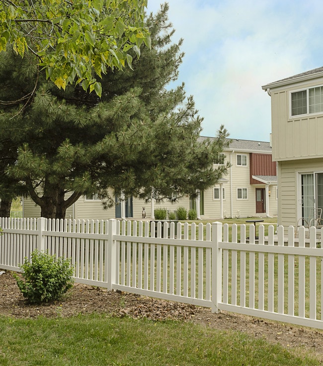 Building Photo - Lakeside Gardens Rental