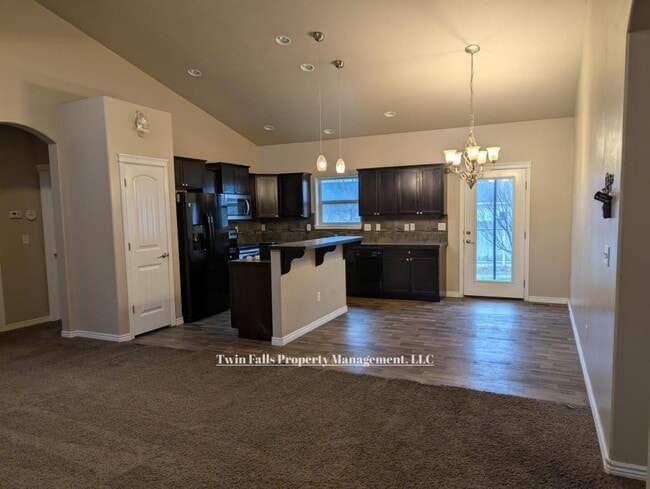 Building Photo - 763 Birchwood Rd