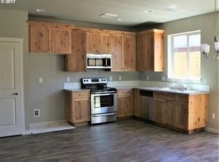 Photo - BEAUTIFUL CREEKWOOD TOWNHOME! 3 BR, 2.5 BA