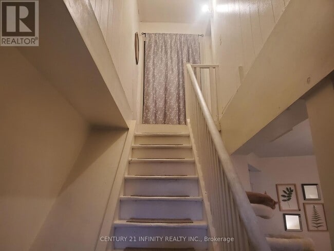 Photo - 134 Simcoe St S Unit 2