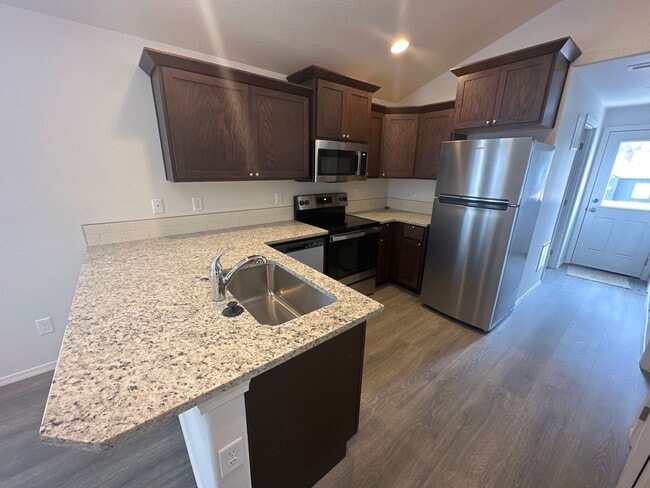 Photo - MIDTOWN 2 Bdrm Cottage, 1 bath, Air Conditioning, Laundry Room, Large Covered Patio, Off Street P...