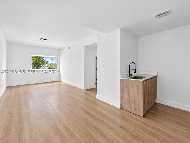 3728 NW 19th Ave Unit 207
