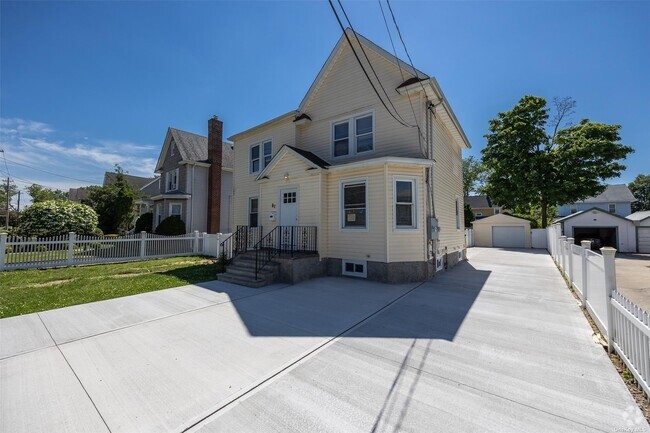 Building Photo - 81 Lynbrook Ave Rental