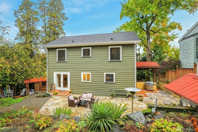 Building Photo - 1601 Interlaken Pl E Rental