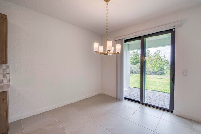 Photo - 2071 NE Cedar St