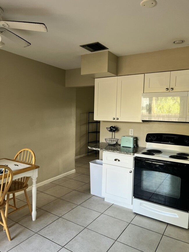 Photo - 3945 Chapel St