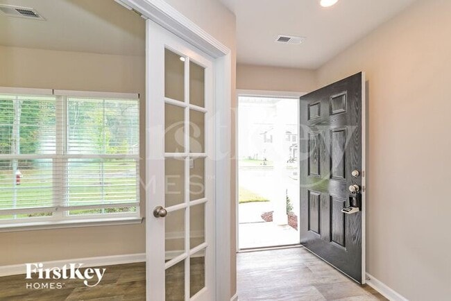 Photo - 487 Lochalsh Dr