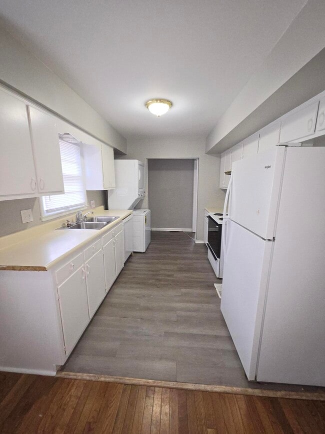 Photo - 2144 Tamarack Dr