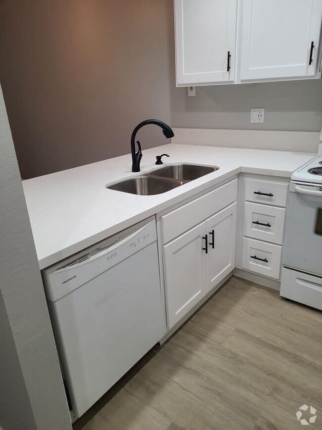 Building Photo - FASHION VALLEY HOME Unit 7