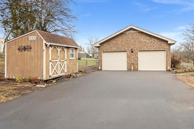 Photo - 703 Lucien Dr