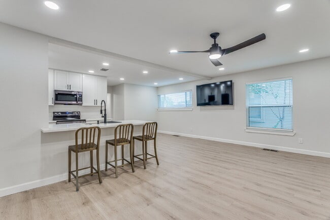 Building Photo - 2805 Sandage Ave Rental