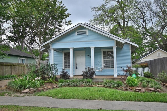 Building Photo - Beautifully updated 3BR/2BA Bungalow in de... Rental