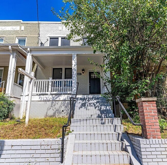 Building Photo - Elegant Petworth townhouse near Rock Creek...