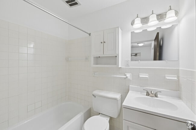 1BR, 1BA - 650SF - Bathroom