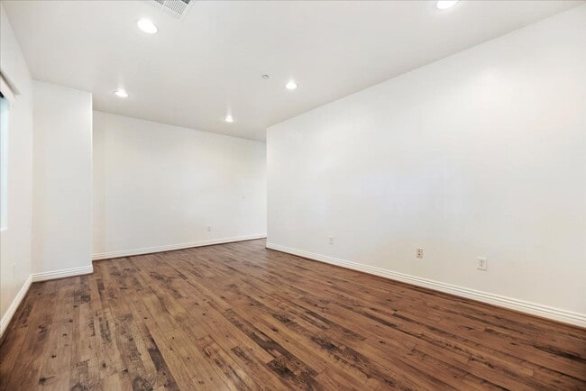 Photo - 637 N Fairview St Unidad #102