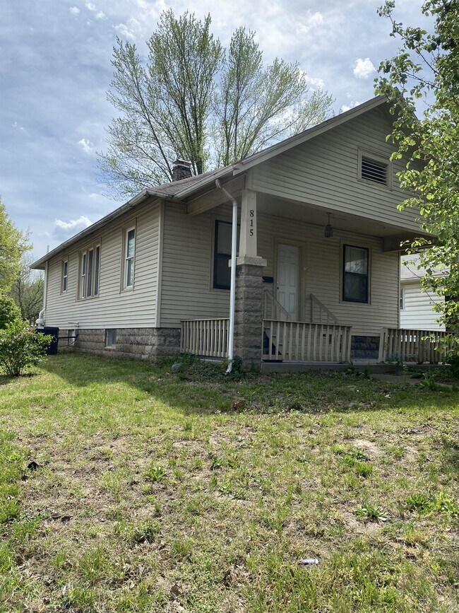 Photo - 815 W Walnut St House
