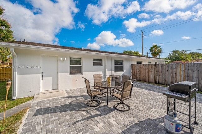 Building Photo - 100 NW 45th St Unit 1