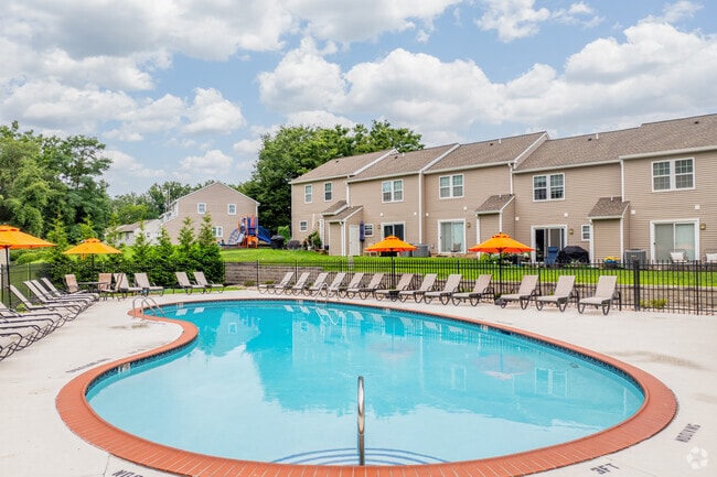 Building Photo - Huntingdon Woods Rental