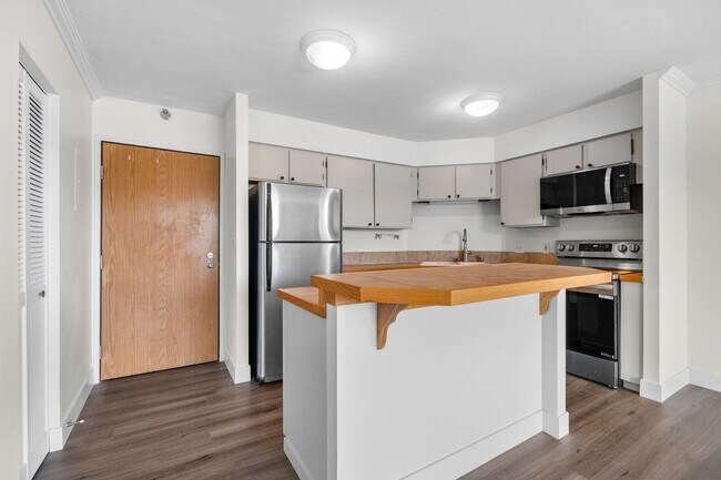 Photo - Spacious, Renovated Downtown Condo with Breathtaking Views of the City!