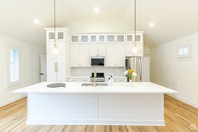 Building Photo - 2213 Belmont Blvd Rental