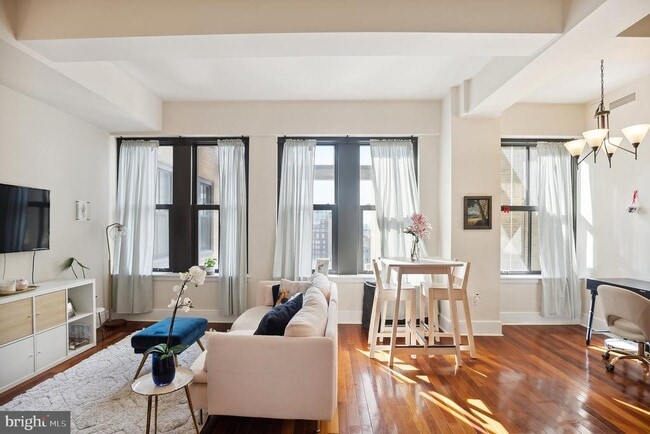 Building Photo - 1500 Chestnut St Unit 16I