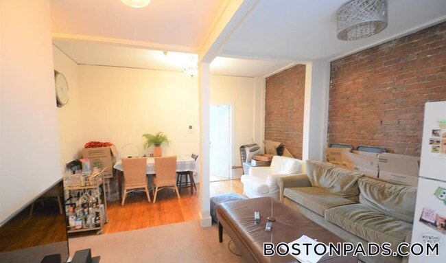 Building Photo - 918 Beacon St